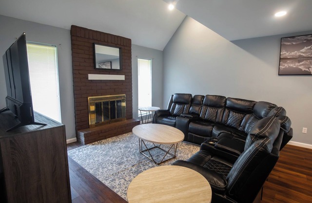 Charming 4-bedroom house with WiFi and AC in lovely Missouri City