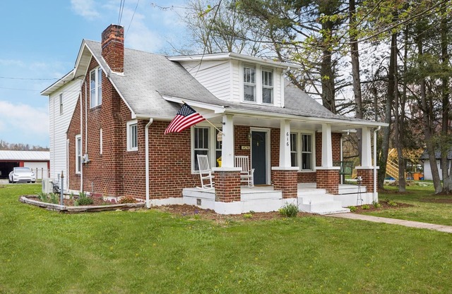 Charming 4 bedroom farmhouse with large backyard for entertaining!