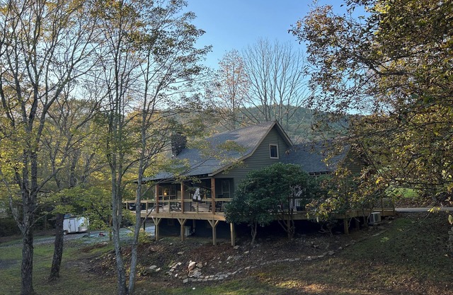 Charming 4-bedroom cabin with creek and pond, minutes from ASU