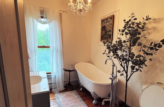 Charming 4-bedroom farmhouse in brilliant Franklin with AC