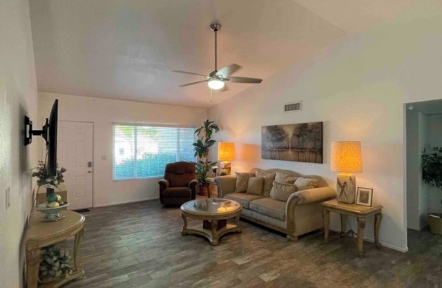 Charming 4-bedroom house in marvelous Scottsdale with AC, WiFi, swimming pool.