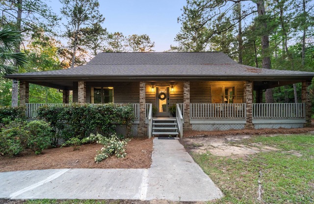 Charming 4-bedroom house with Inground Pool, WiFi, AC in brilliant Aiken