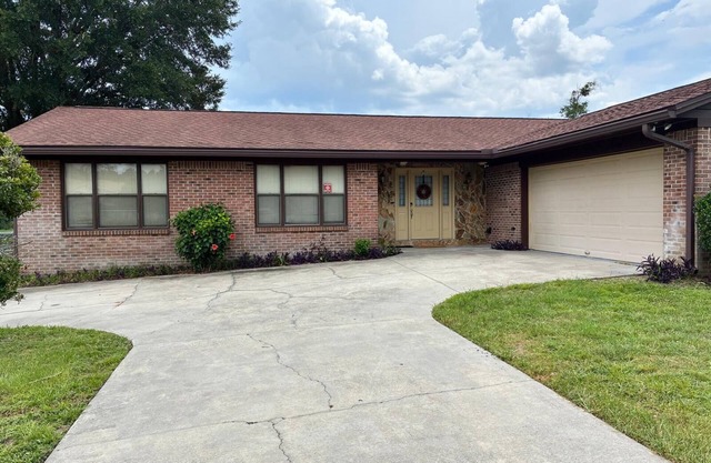 Charming 4-bedroom Lake House with minutes from Airport and River City Plaza