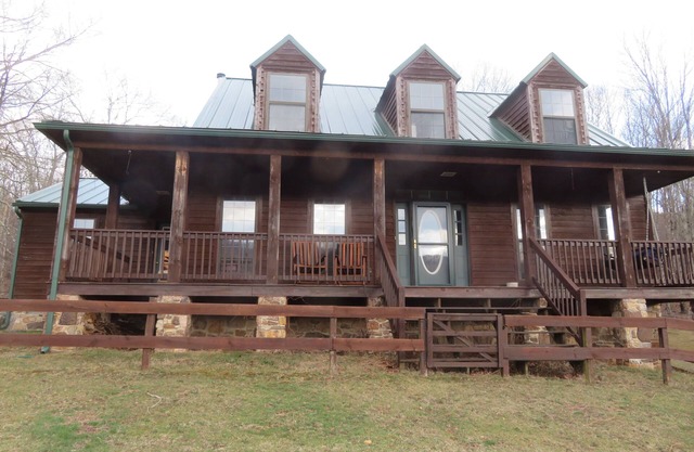 Charming 4-bedroom farmhouse in remote Highland County with WiFi
