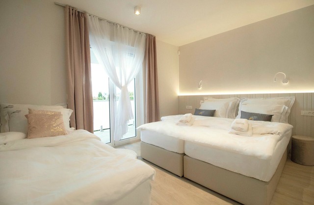 Charming 4-bedroom villa with pool, private parking, AC, WiFi in Zambratija