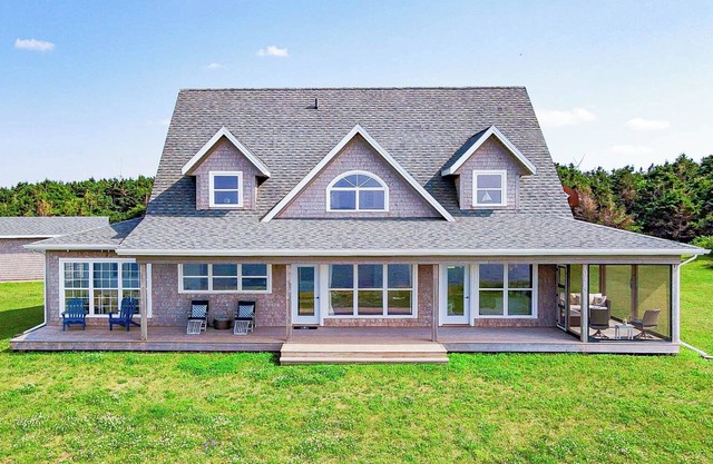 Charming 4BR, 2.5BA waterfront cottage in Eastern PEI - ideal summer getaway!