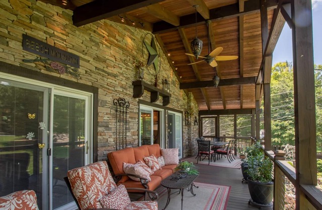 Charming 4BR Cottage, 1 Mile to Skiing! Fire Pit! Mountain Views! King Master!