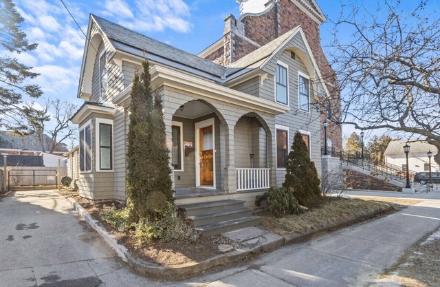 Charming 4BR House - Burlington