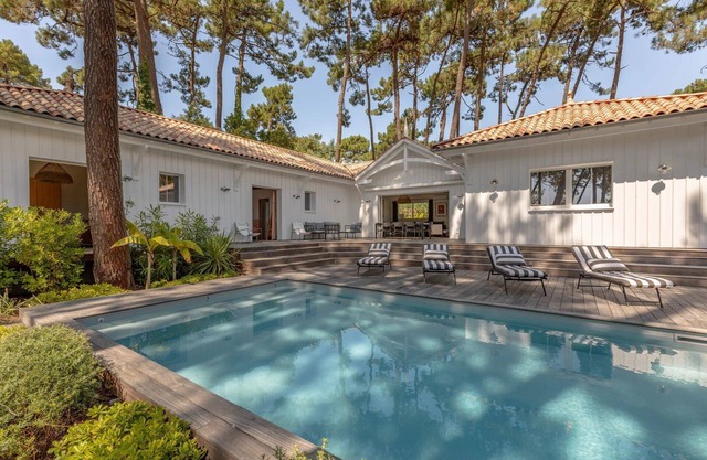 Charming 5-bedroom villa with swimming pool, calm and serenity. Top-of-the-range service