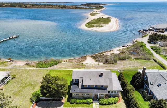 Charming 6-bedroom oceanfront cottage in Falmouth