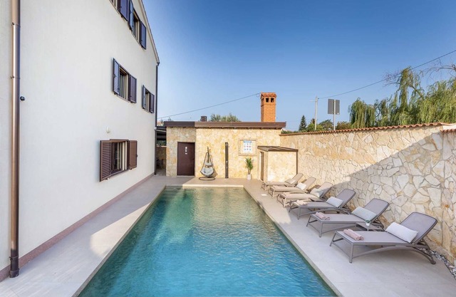 Charming 6-BR Villa for 12 with a pool, Dual Living Areas, 5 Parking Spaces