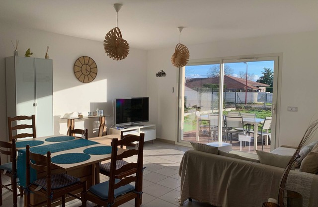 Charming 6-Person House with A/C in Quiet Area, Near Downtown and Lake - Cleaning Included