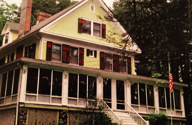 Charming 7-bedroom Victorian Manor House with AC, WiFi in beautiful Canadensis