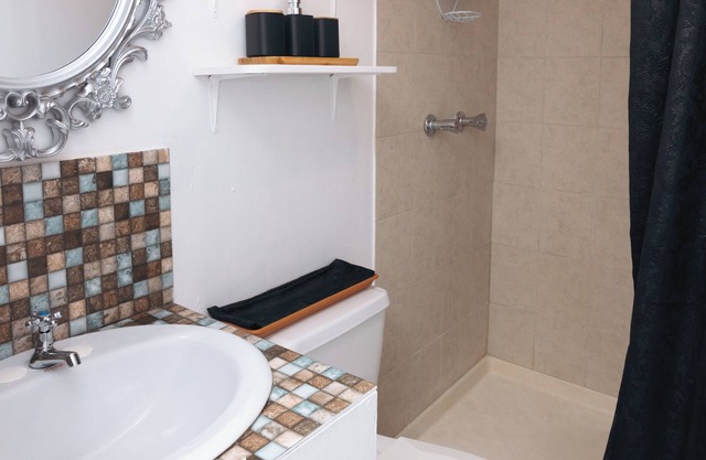 Charming and cozy studio in Saint James with AC and WiFi.