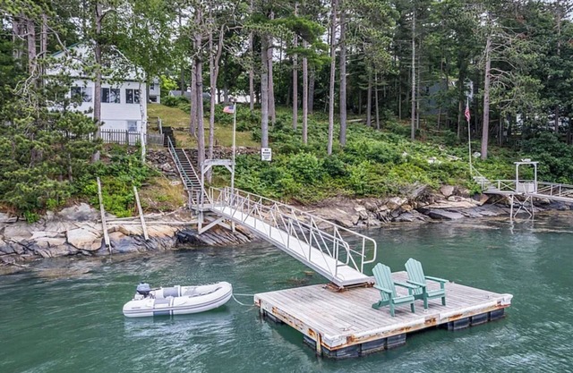 Charming and family-friendly 2-bedroom waterfront cottage in peaceful West Bath