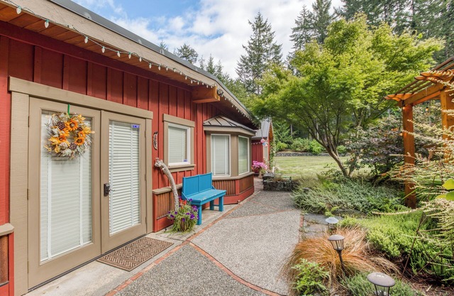 Charming and peaceful 2-bedroom cottage in sleepy Langley, nestled in nature!