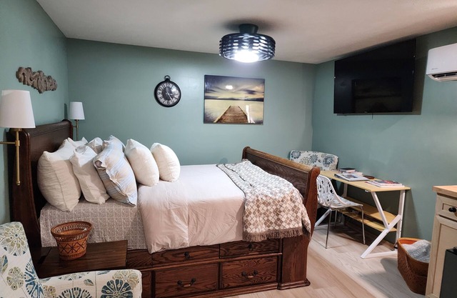 Charming and quiet queen suite hidden in near south neighborhood in Lincoln.