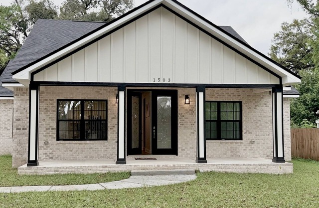 Charming and Spacious Entire House, 3BR/2.5BA located at Pensacola, Florida