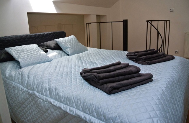 Charming and uniquely spaced Duplex apartment - easy walking to all main places