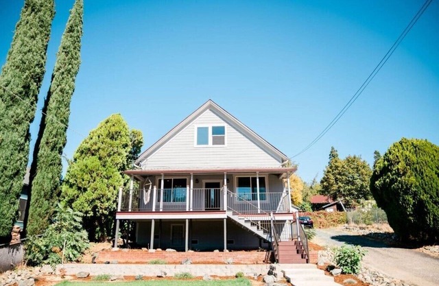 Charming and Updated Home Next to Downtown