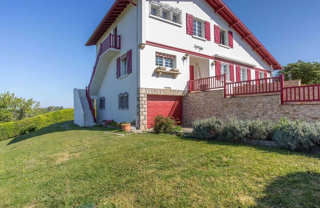 Charming apartment 15min from St Jean with garden