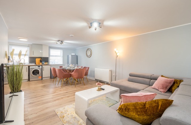 Charming Apartment In Andover Town Centre 55' 4K Smart TV Netflix