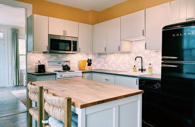 Charming Apt in Dwntwn The Dalles w/Epic Views!