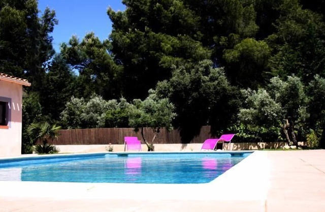 Charming apt. sleeps 4, in Velaux between Aix-en-Provence and the Blue Coast