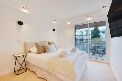 Charming Apt with AC & balcony