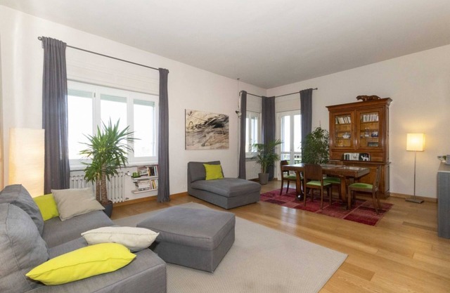 Charming apt with parking!