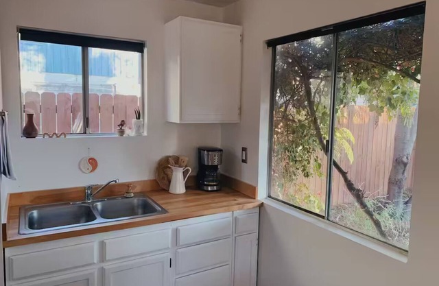 Charming back house in walkable Los Feliznn