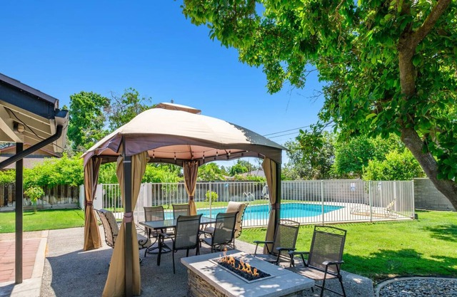 Charming Backyard Oasis★Pool & Huge Yard✔LongStays
