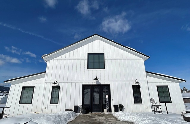 Charming barn only 5 drive minutes from Helena! With an acre soccer field!