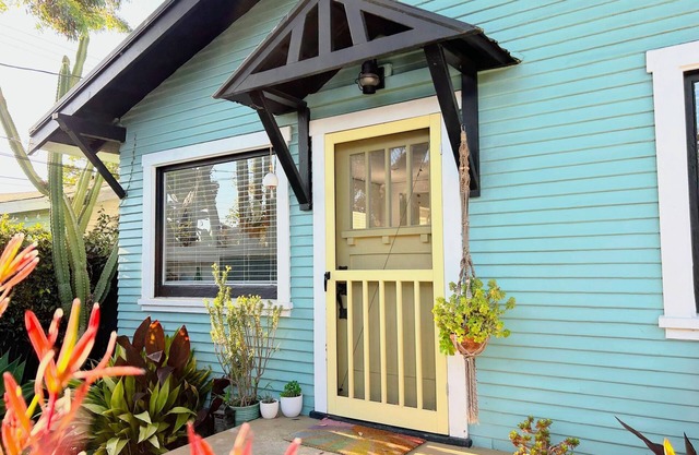 Charming Beach Bungalow in Midtown +