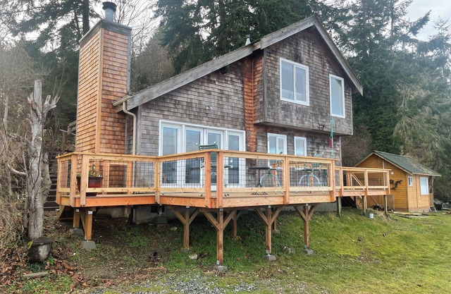 Charming beachfront 1-bedroom cottage near Langley, Whidbey Island Washington.