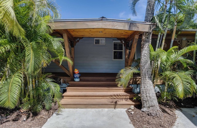 Charming Beachside 3BR Bungalow with hot tub