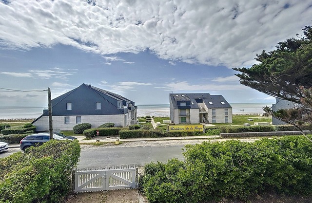 Charming Beachside Holiday Home with Garden, Wi-Fi, Near Sailing School