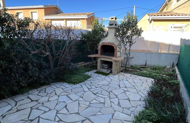 Charming Beachside Pavilion, 250m to Shore, Sleeps 6, Garden & BBQ