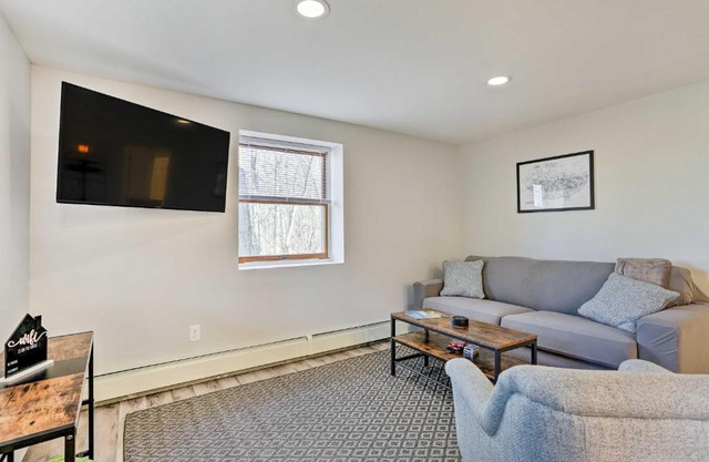 Charming Beacon Apt with Fire Pit Near Hiking!