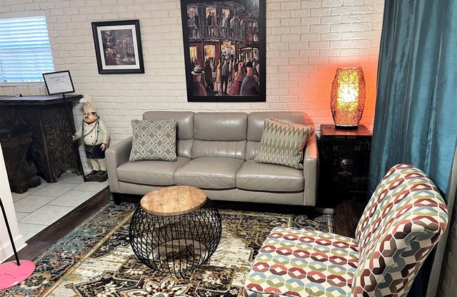 Charming Beauregard Town Apartment 1 block to River Center/Minutes to LSU