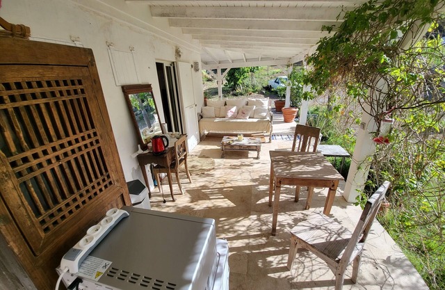 CHARMING BEDROOM WITH SHOWER ROOM