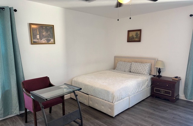 Charming bedroom in a 3 bed house in Houston with AC