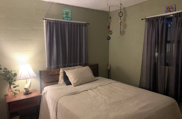 Charming bedroom in a house, in amazing Ocala with WiFi, fitness room