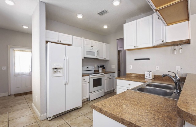 Charming Bungalow 8 minutes to Ybor City and 12 minutes to Tampa Airport
