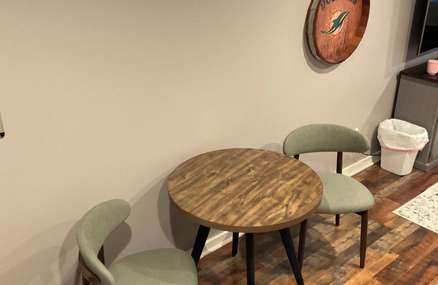 Charming bungalow apartment 1.2 miles from downtown Woodstock, GA