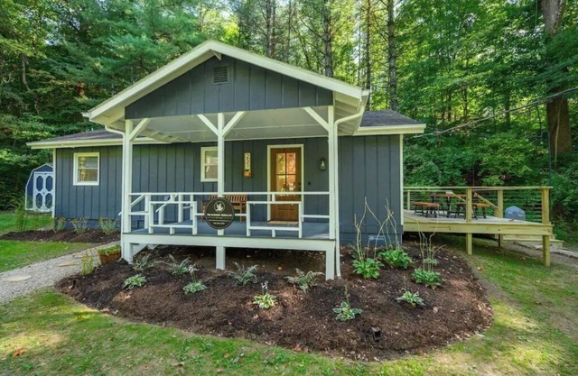 Charming bungalow with a hot tub, walking distance to downtown Nashville