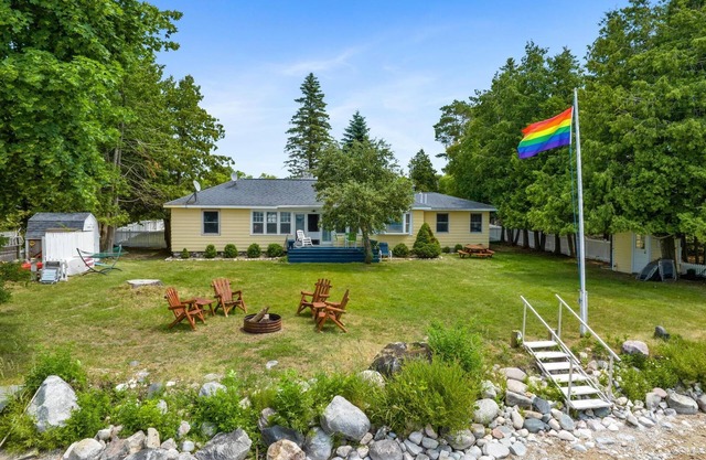 Charming Burt Lake Cottage