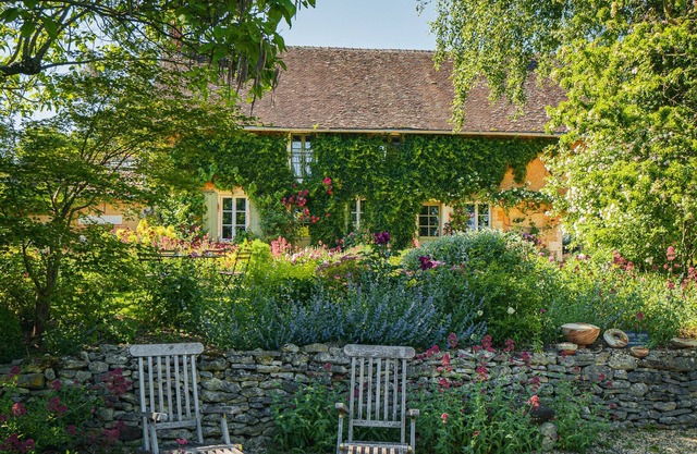 Charming cottage in the heart of a romantic garden