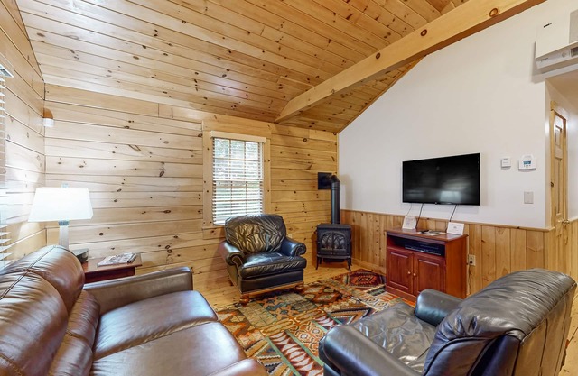 Charming cabin retreat with fireplace, kitchen, nearby hiking - dog-friendly