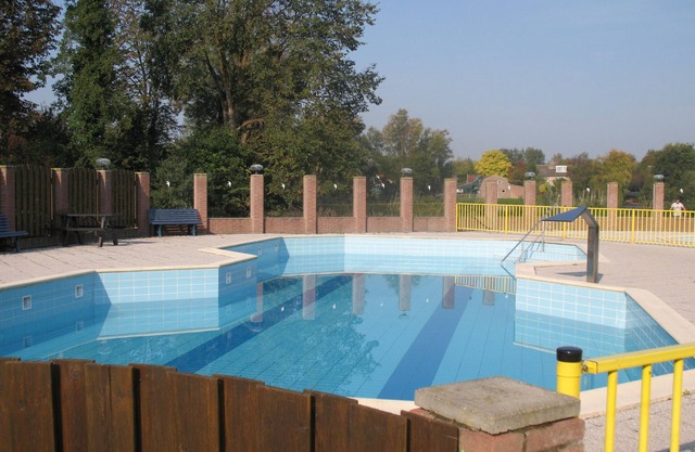 Charming chalet at 5 km from the seaside, with swimming pool and playground